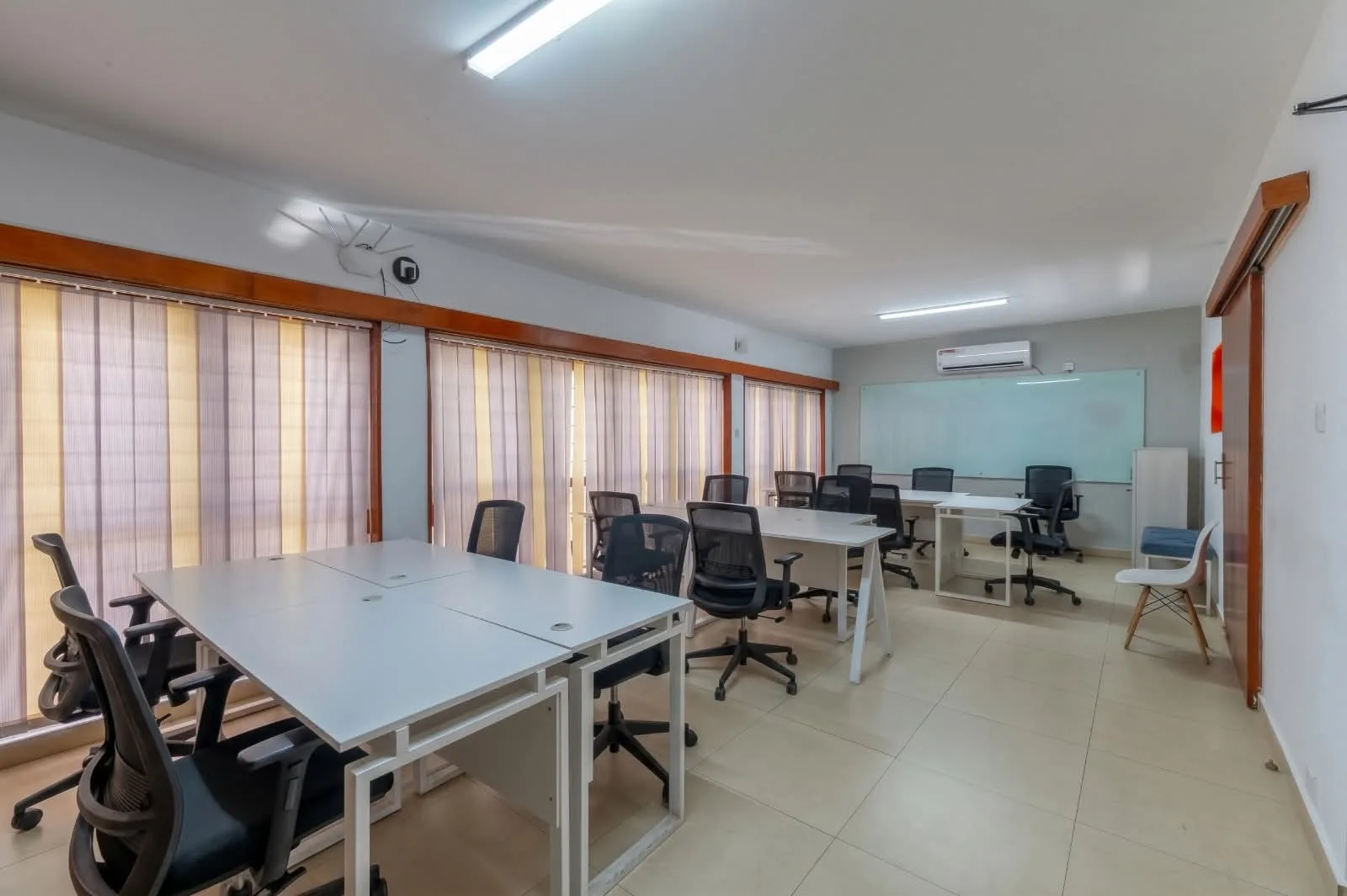 COMMERCIAL PROPERTY FOR RENT – BAGATELLE ROAD, COLOMBO 03 photo 4