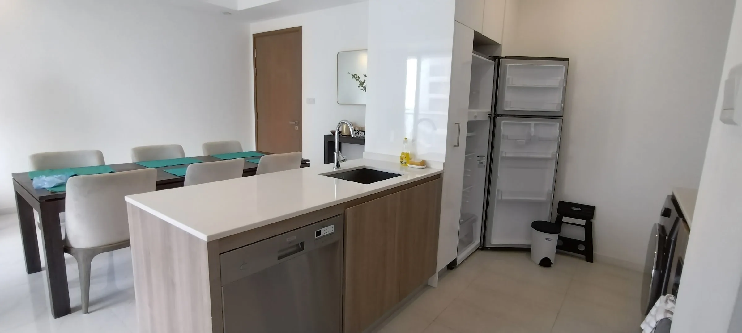 FULLY FURNISHED 3-BEDROOM APARTMENT AT CAPITAL TWIN PEAKS, COLOMBO 02 photo 4