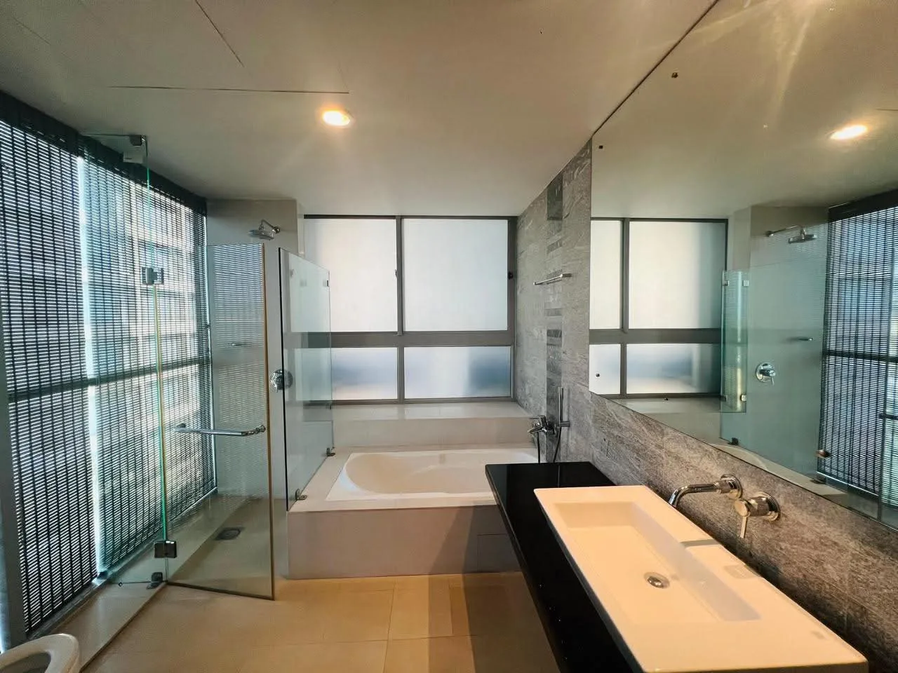 LUXURY 2-BEDROOM FULLY FURNISHED APARTMENT FOR RENT – COLOMBO 03 photo 4