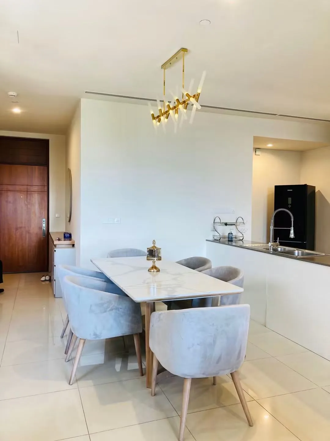 FULLY FURNISHED 3-BEDROOM APARTMENT FOR RENT – THE GRAND, COLOMBO 07 photo 2