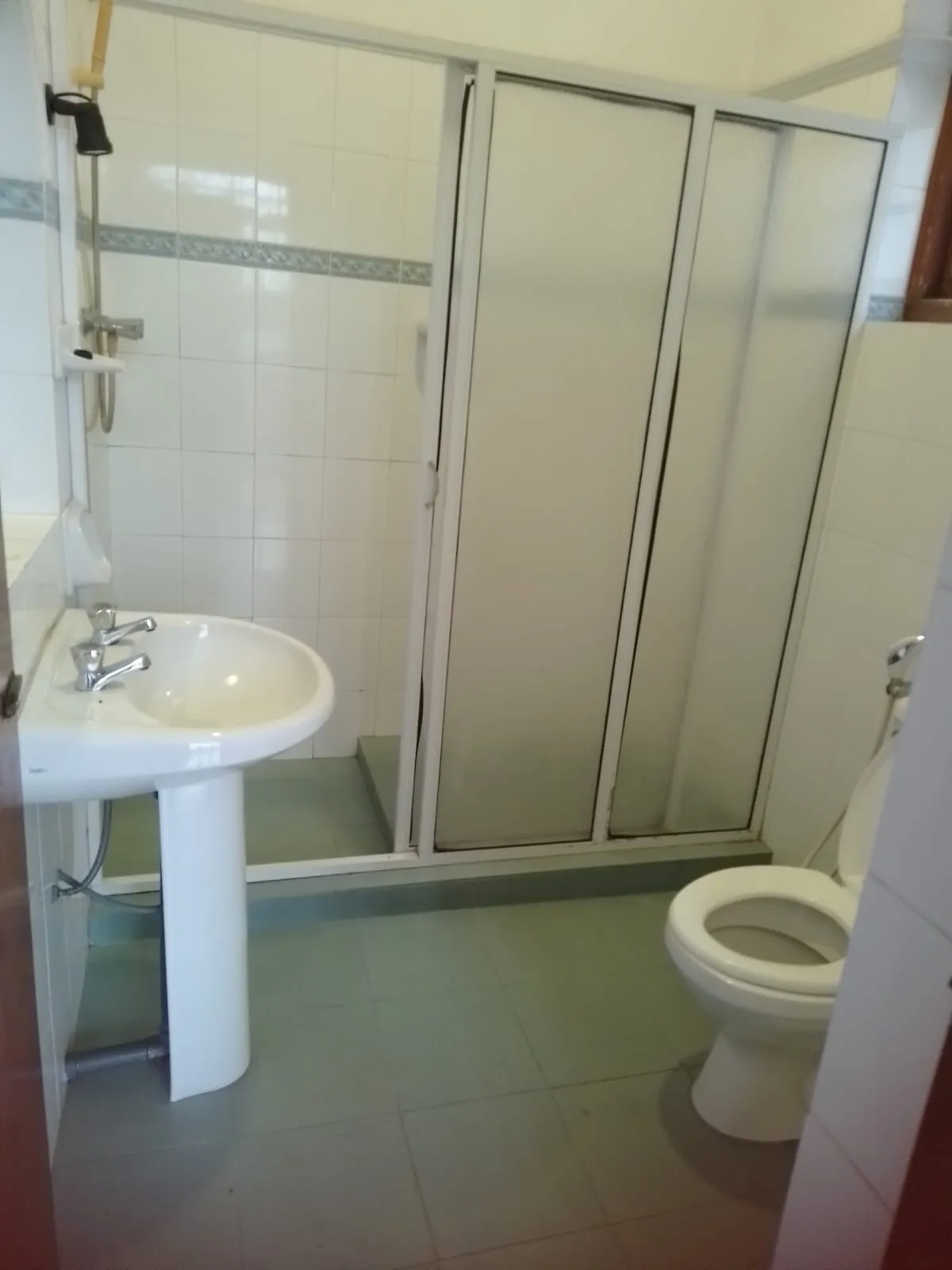 SPACIOUS HOUSE FOR RENT IN KOLLUPITIYA photo 11
