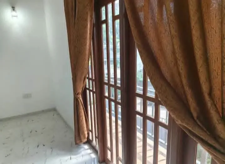 SPACIOUS 5-ROOM HOUSE FOR RENT – THALAWATHUGODA | LKR 100,000| RA018 photo 4